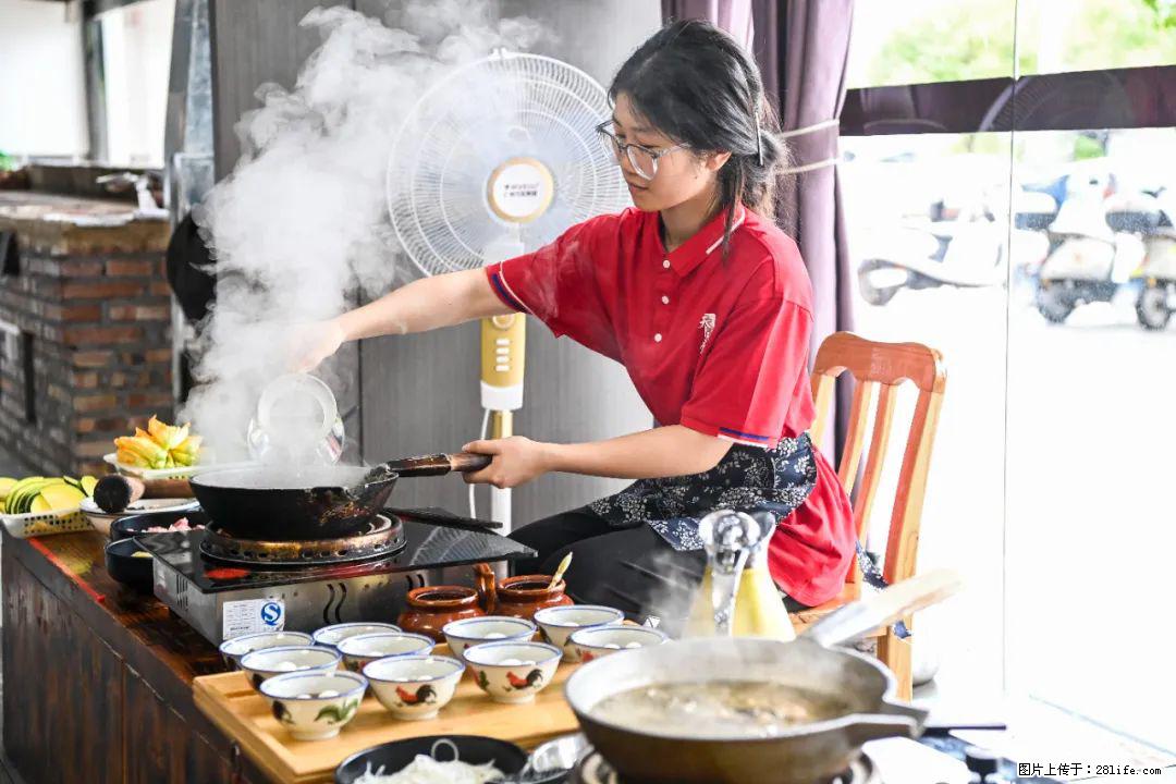 全网追的“扁担女孩”，找了一份暑假工，时薪12元 - 葫芦岛生活资讯 - 葫芦岛28生活网 hld.28life.com